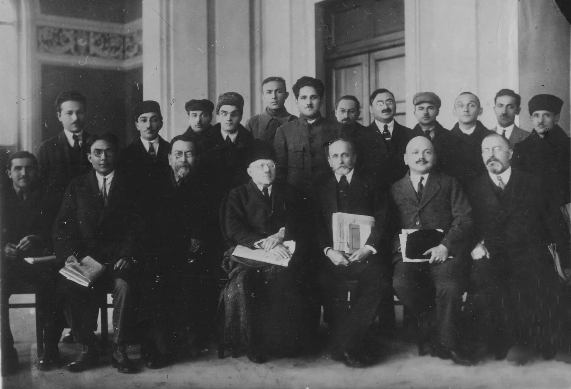 Ön sırada: Əliəsgər Əliəkbərov, ?, Əhməd Baytursun, M.P.Pavloviç, S.F.Oldenburq, A.M.Samoyloviç, Teoder MentselArxa cərgə: Bəkir Çobanzadə, Cəlil Məhəmmədzadə, Şevki Bektöre, S. Veltman, Həsən Abdulla oğlu Musayev, Həbib Cəbiyev, A.R.Ziefeldt-Simumyagi, Əhməd bəy Pepinov, İsmayıl Hikmət, Əziz Ubaydulin, Hənəfi Zeynallı, Həsən Sabri Ayvazov.