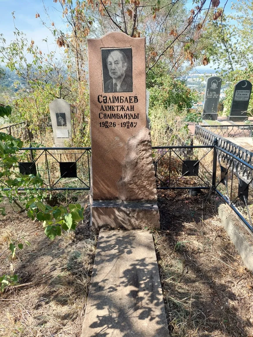 Могила Ахметжана Салимбаева в Алматы, Кенсай-1