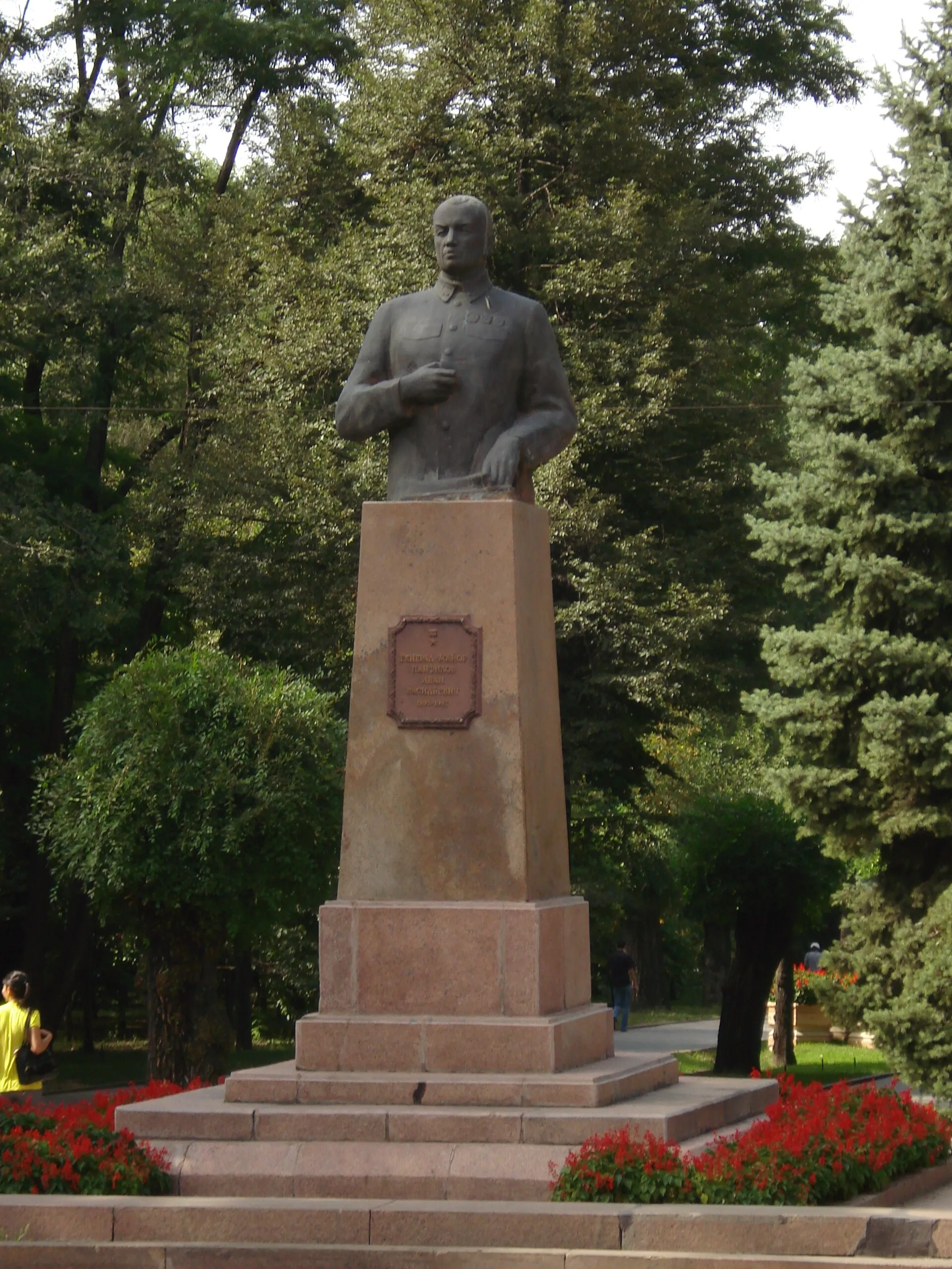 Памятник И. В. Панфилову в городе Алматы