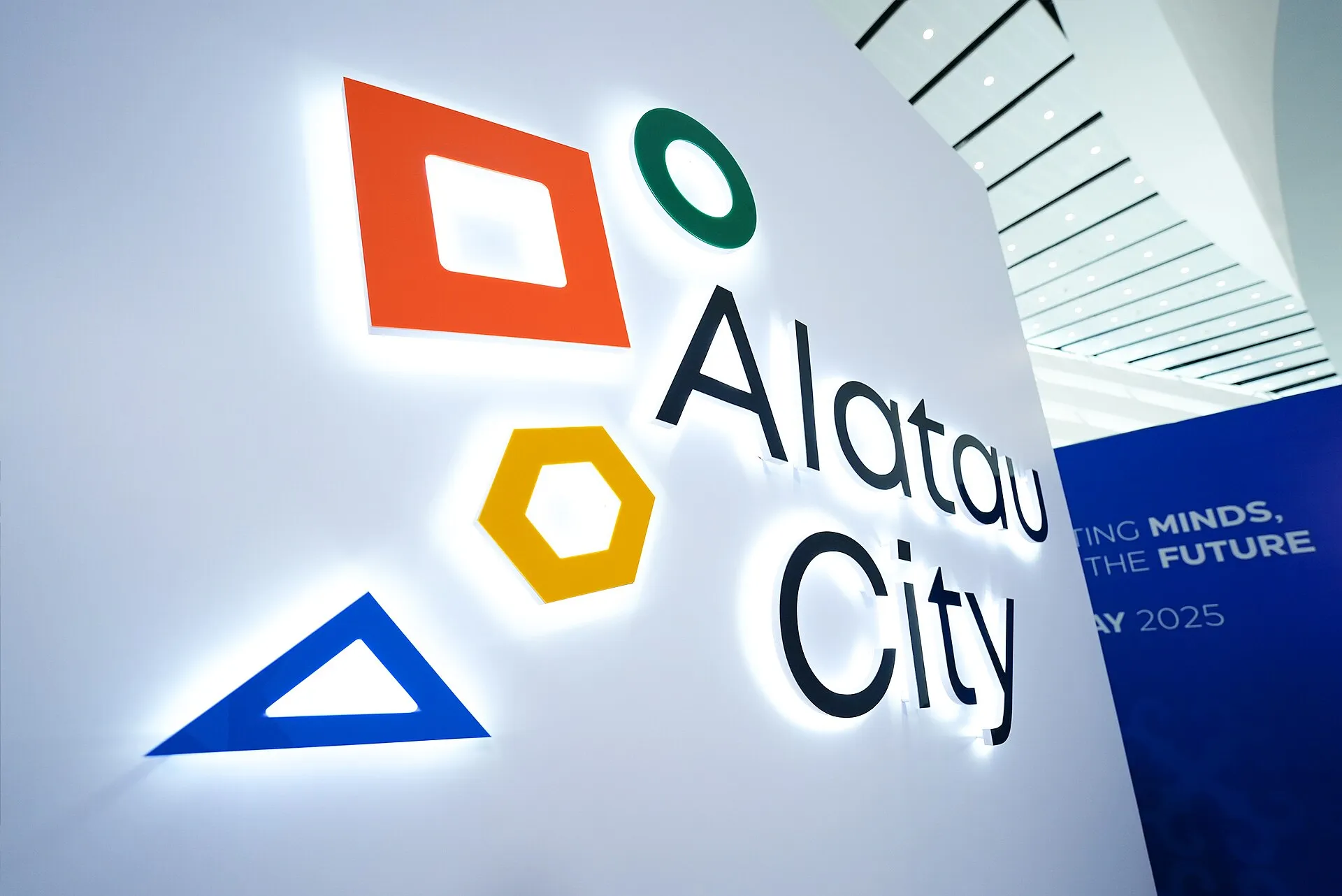 Стенд проекта Алатау сити на форуме AIF2025
