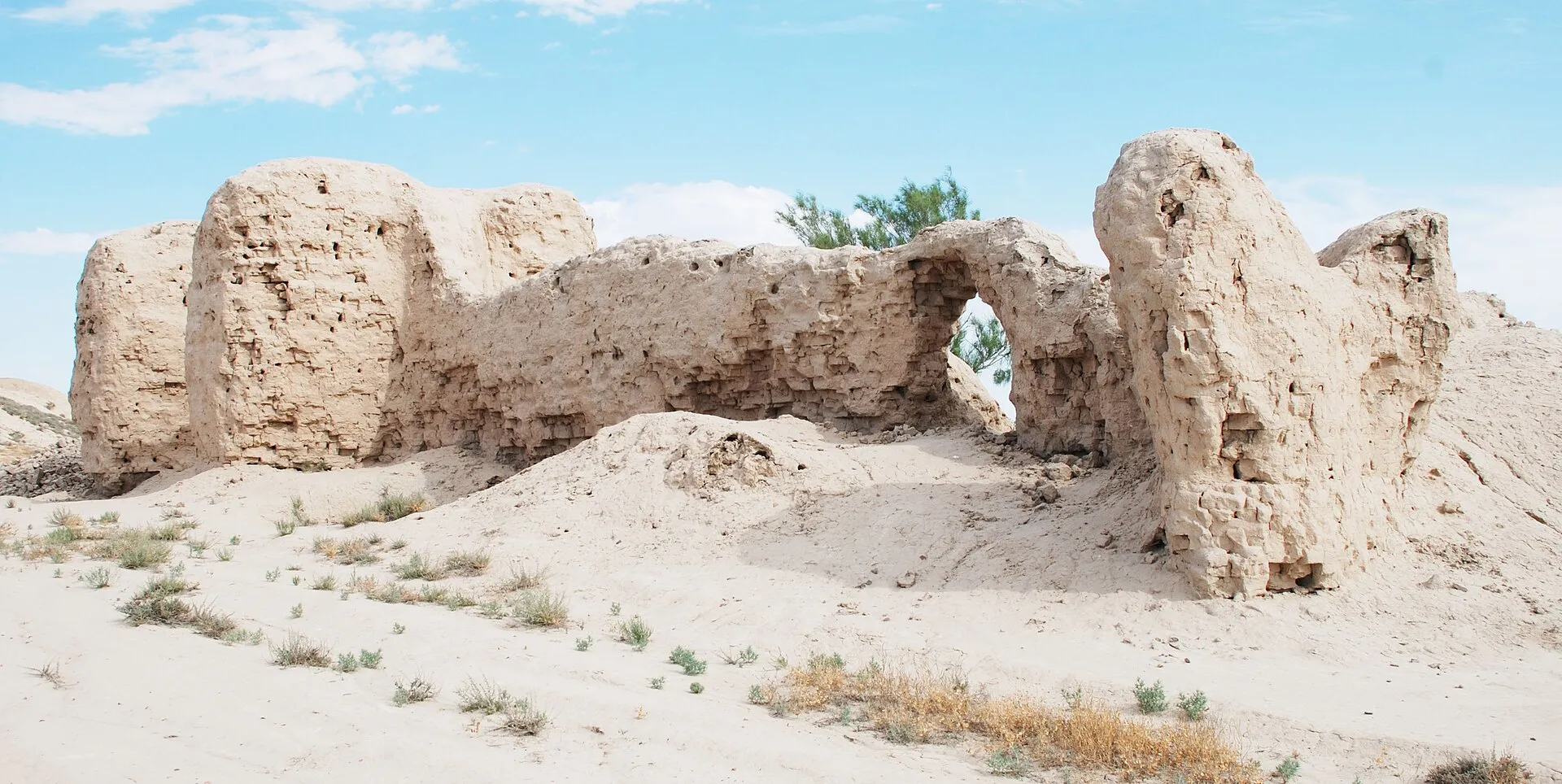 The ruins of the arch (Altyn-asar)