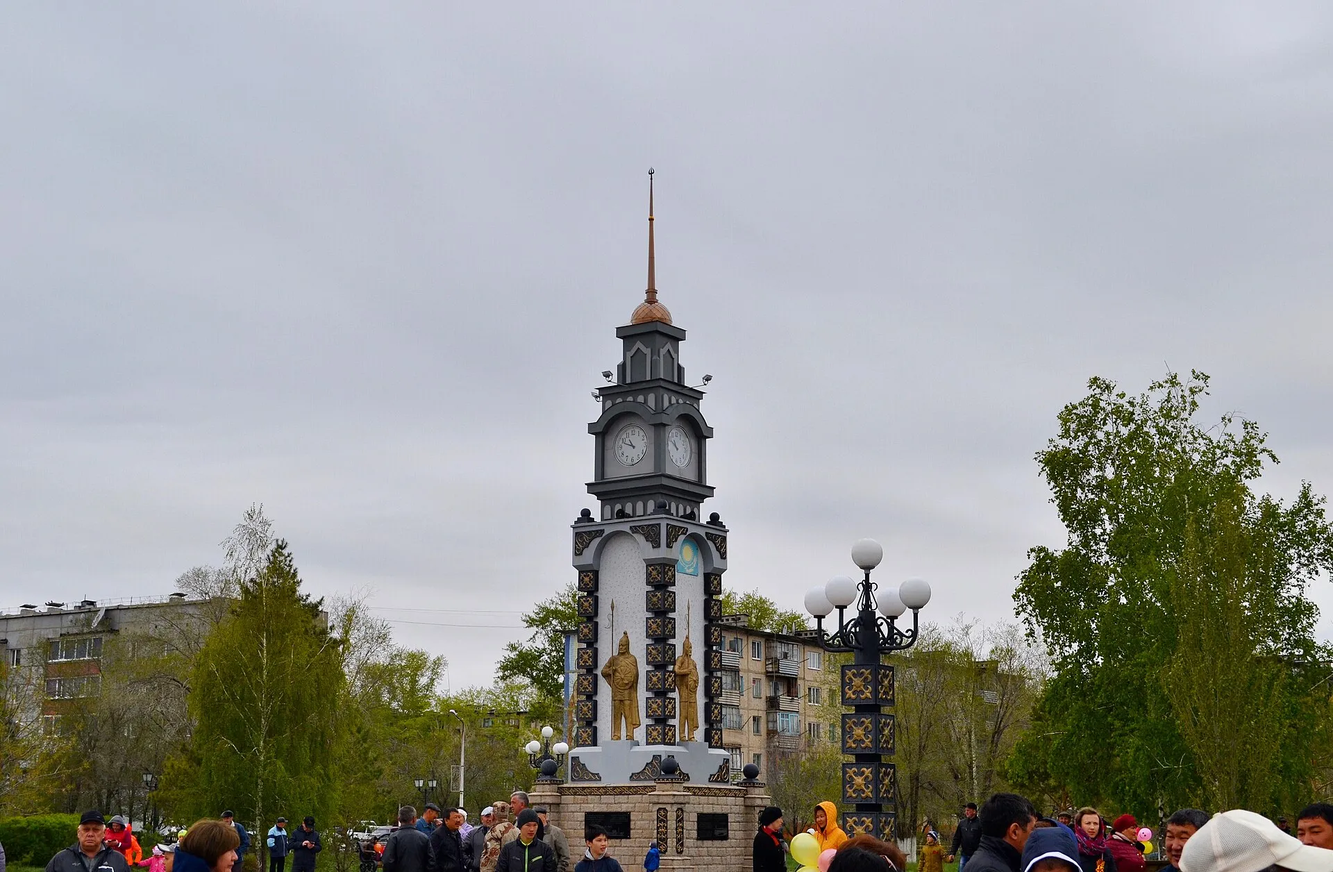 Часовая башня на площади в городе Житикара