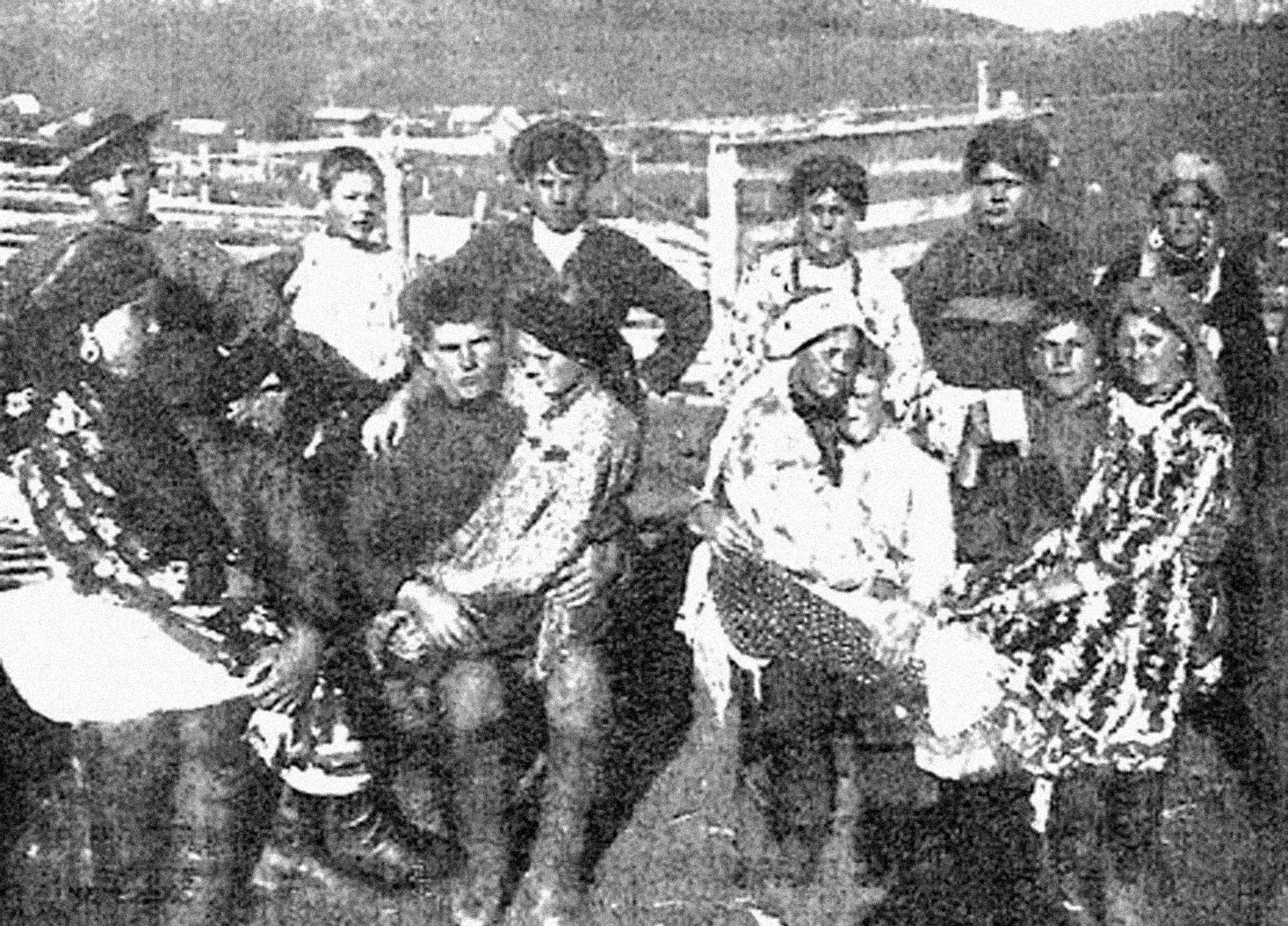 Бухтарминские старообрядцы. Праздничное гуляние молодежи. Источник: Бухтарминские старообрядцы. Материалы комиссии экспедиционных исследований. Серия Казахстанская. Вып. 17. Л., 1930.