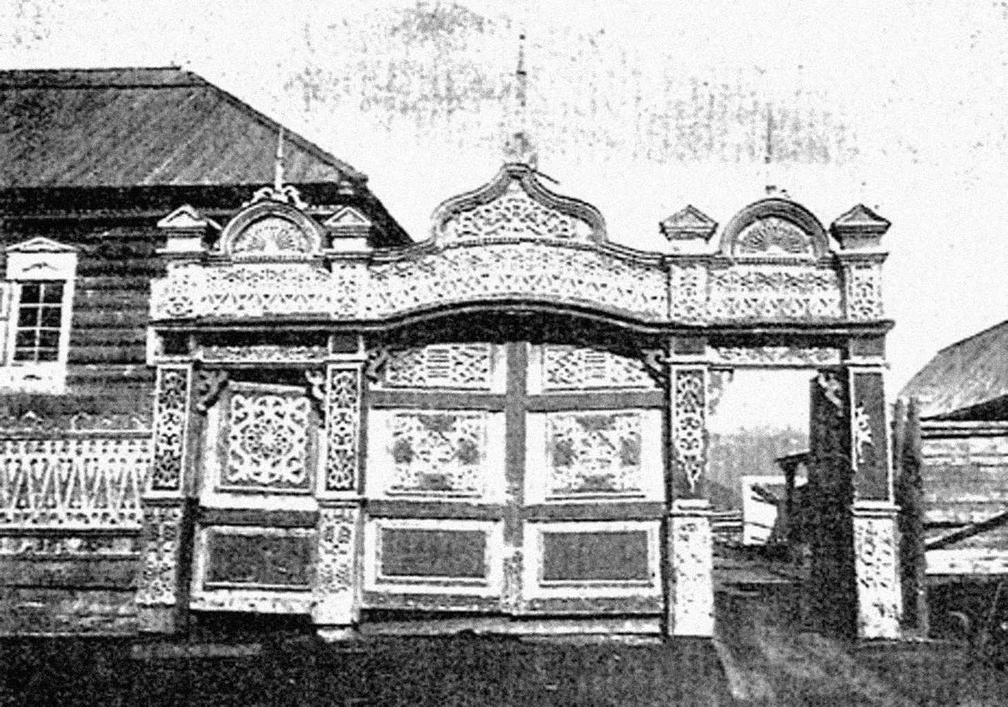 Бухтарминские старообрядцы. Резные ворота. Источник: Бухтарминские старообрядцы. Материалы комиссии экспедиционных исследований. Серия Казахстанская. Вып. 17. Л., 1930.