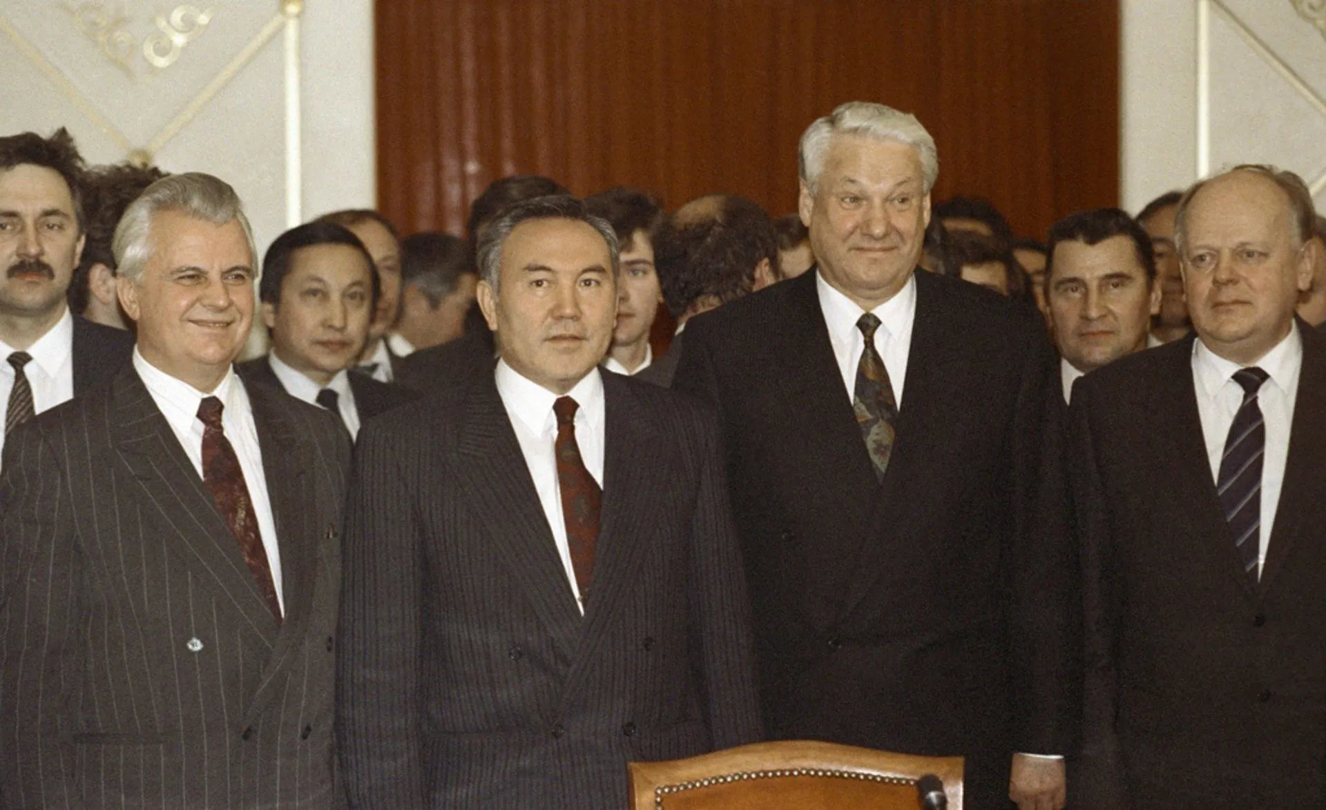 “CIS heads of state”. Ukrainian President Leonid Kravchuk (left), Kazakh President Nursultan Nazarbayev (second left), Russian President Boris Yeltsin (second right) and Speaker of Belarusian Supreme Soviet (Parliament) Stanislav Shushkevich (right) after signing Protocol on Establishing the Commonwealth of Independent States (CIS).